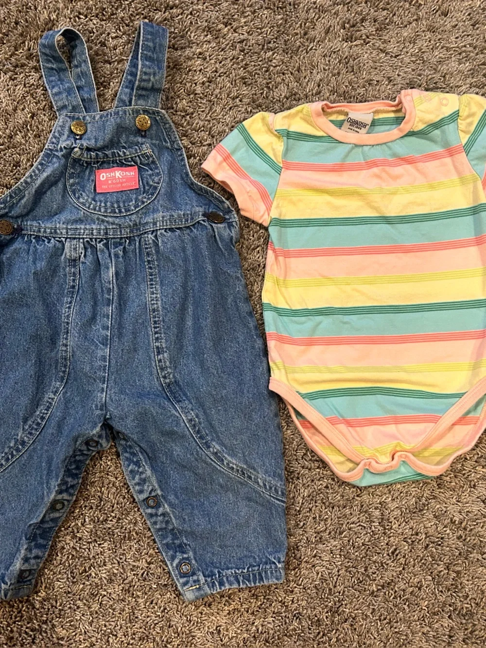Baby Girl Oshkosh B’gosh 18 Months Bibs & top Y2K